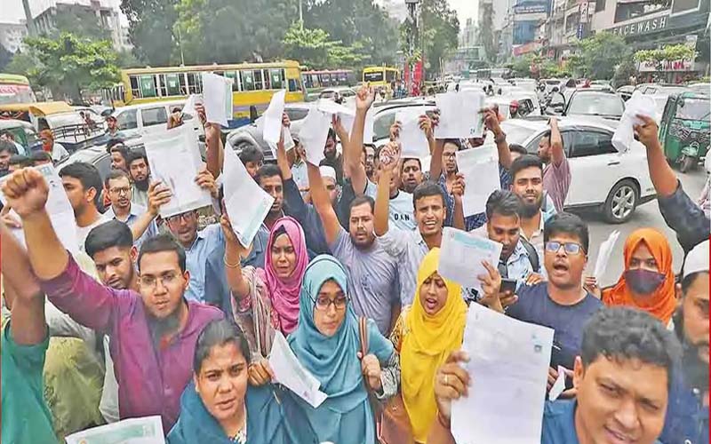 ৩ লাখ চাকরিপ্রার্থীর ক্ষতিপূরণ দাবি