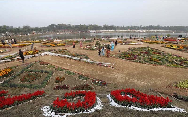 ফুলের সমারোহে সেজেছে চট্টগ্রাম ডিসি পার্ক