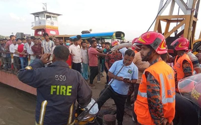 কর্ণফুলীতে ফেরির সঙ্গে ধাক্কা লেগে নৌকার এক যাত্রী নিখোঁজ