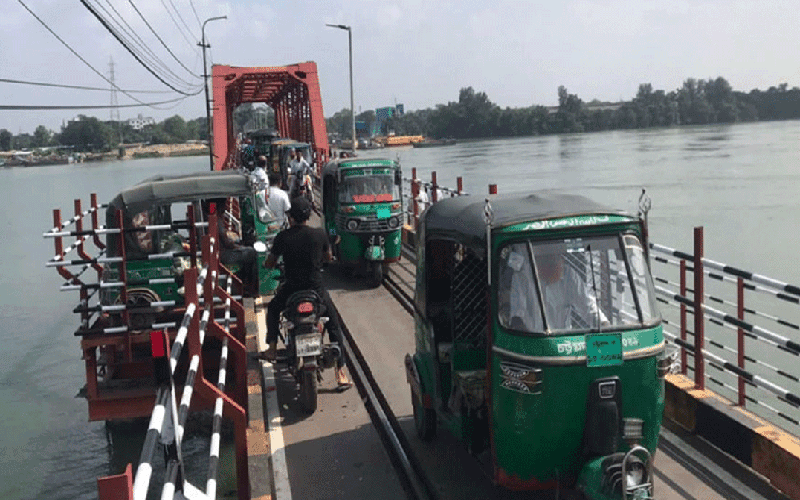 কালুরঘাট রেলসেতুর যান চলাচল নিয়ন্ত্রণে কেউ নেই, বাড়ছে দুর্ভোগ